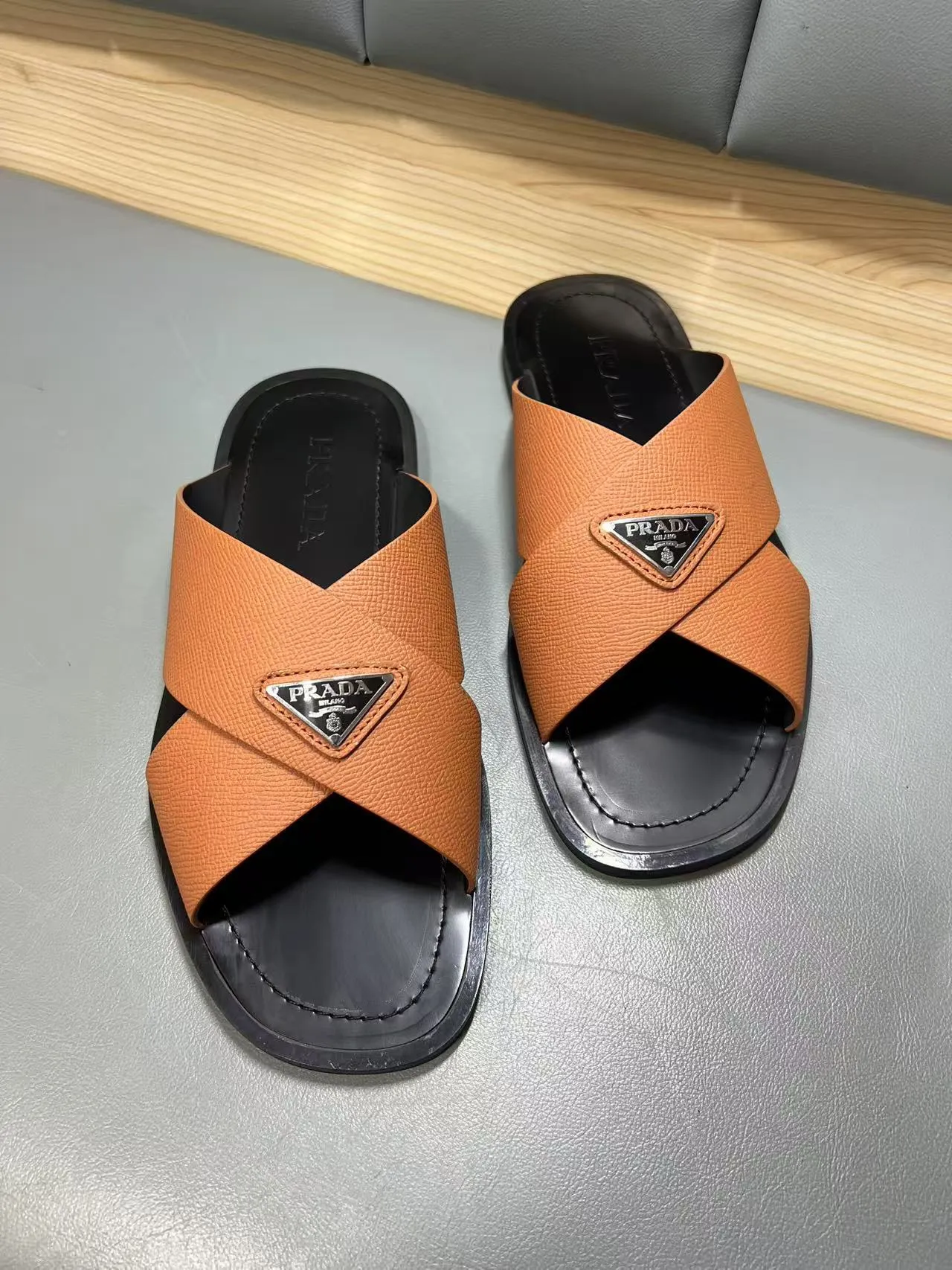 340💰PRADA Prada’s latest slippers are synchronized with the official website. This slipper is made of the brand’s unique and iconic Saffiano leather. The brand logo jumps out from the double straps, and the brand style is clearly visible. Cowhide gives men elegant charm and functional design, making it an ideal choice for vacation and leisure. Size:38-45